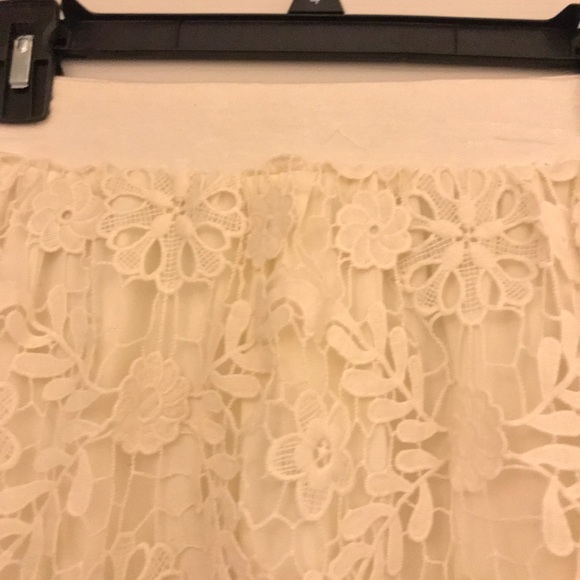 Ivory lace skirt with liner. - Picture 4 of 5